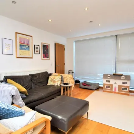 Rent this 3 bed apartment on La Rose Lane in London, N15 3AR