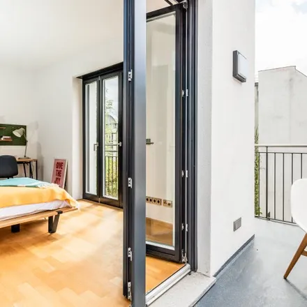 Rent this 3 bed room on Nähstube Änderungsschneiderei in Krossener Straße 35A, 10245 Berlin