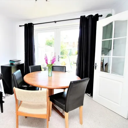 Image 3 - Selham Close, Ifield, RH11 0EA, United Kingdom - Townhouse for rent