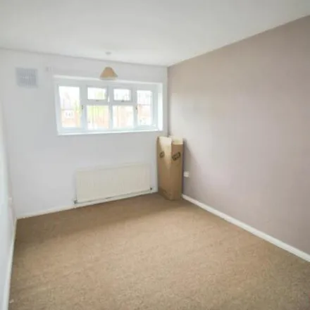 Image 5 - Campion Grove, London, RM3 8FH, United Kingdom - House for rent