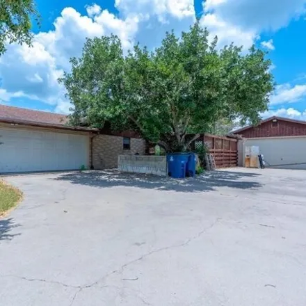 Image 2 - 1051 North Hackberry Avenue, Bishop, Nueces County, TX 78343, USA - House for sale