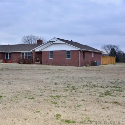 Buy this 4 bed house on 1730 North 5th Street in Henryetta, OK 74437