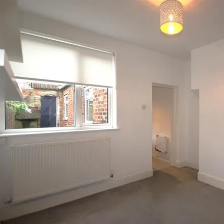 Image 6 - Queen Victoria Street, York, YO23 1HW, United Kingdom - Townhouse for rent