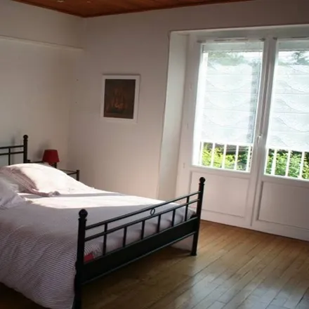 Rent this 6 bed house on Vernou-la-Celle-sur-Seine in Seine-et-Marne, France
