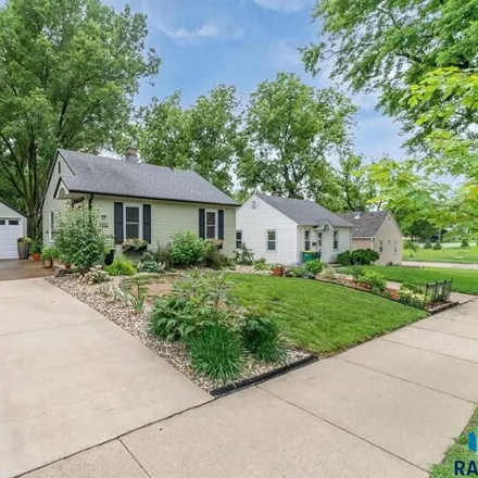 Image 1 - 1421 28th St, Sioux Falls, South Dakota, 57105 - House for sale