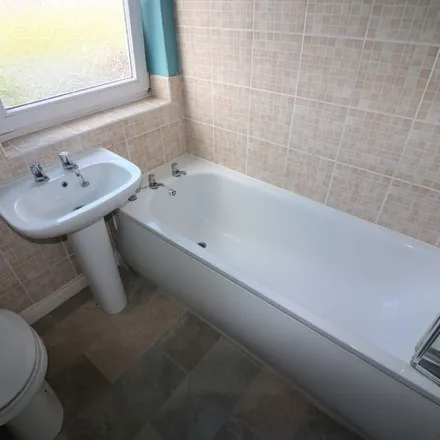 Rent this 3 bed apartment on Woodlands Road in Hull, HU5 5EF