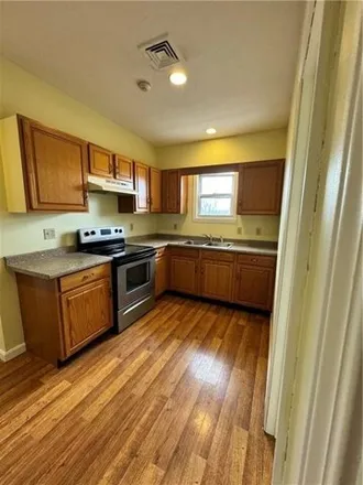 Image 1 - 424 High Street, Valley Falls, Cumberland, RI 02864, USA - Apartment for rent
