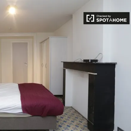 Rent this 4 bed room on Avenue Van Volxem - Van Volxemlaan 186 in 1190 Forest - Vorst, Belgium