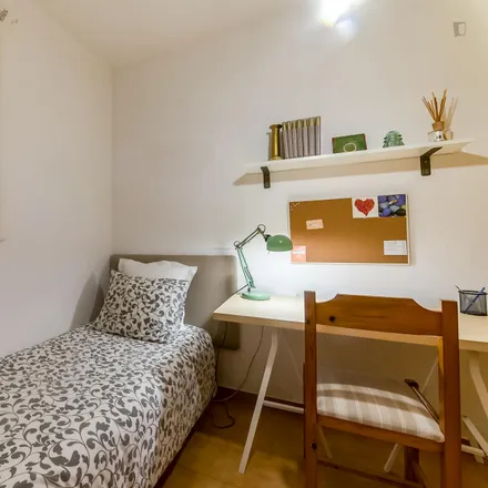 Rent this 2 bed room on Bodega Grau in Carrer de Xifré, 67