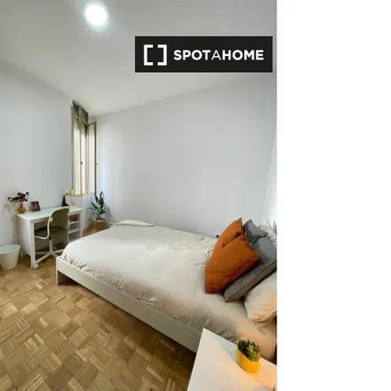 Rent this 5 bed room on Calle del Jardín de San Federico in 3, 28009 Madrid