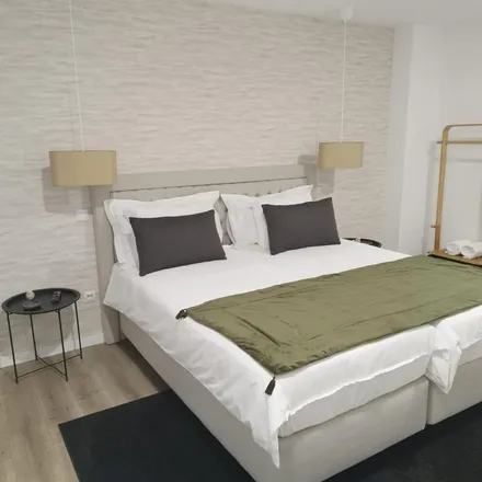 Rent this 2 bed apartment on Avenida Fernão de Magalhães in 3000-128 Coimbra, Portugal