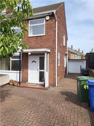Rent this 3 bed duplex on Greenleafe Avenue in Doncaster, DN2 5RF