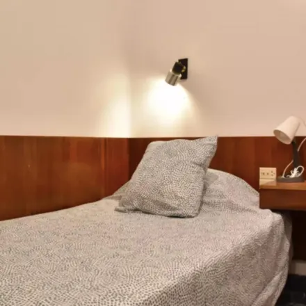 Rent this 5 bed room on Carrer de Císcar in 18, 46005 Valencia