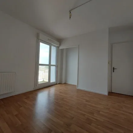 Rent this 3 bed apartment on 97 Rue de la Coutelière in 86000 Poitiers, France