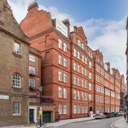 Rent this 4 bed room on Kensington Court Gardens in Kensington Court Place, London
