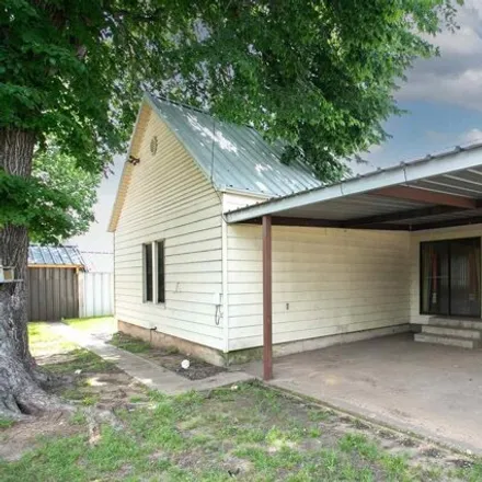 Image 6 - 802 E Omega St, Henrietta, Texas, 76365 - House for sale