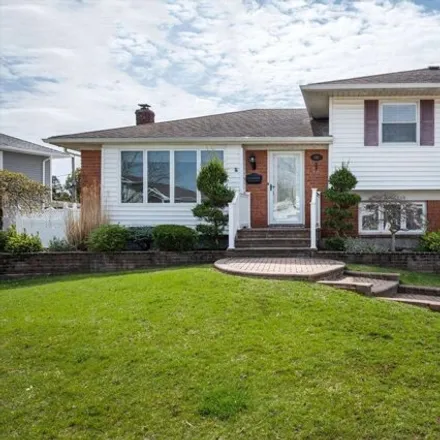Buy this 3 bed house on 30 Eagle Ln in Farmingdale, New York