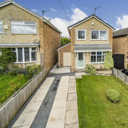 Buy this 3 bed house on Springbank Close in Farsley, LS28 5EW