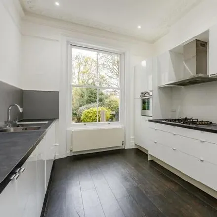 Rent this 5 bed townhouse on Grove Park Terrace in Strand-on-the-Green, London