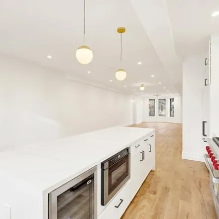 Image 5 - 224 Grant Avenue, New York, NY 11208, USA - Townhouse for sale