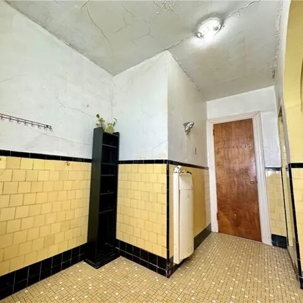 Image 7 - 57 Bay 10th Street, New York, NY 11228, USA - House for sale