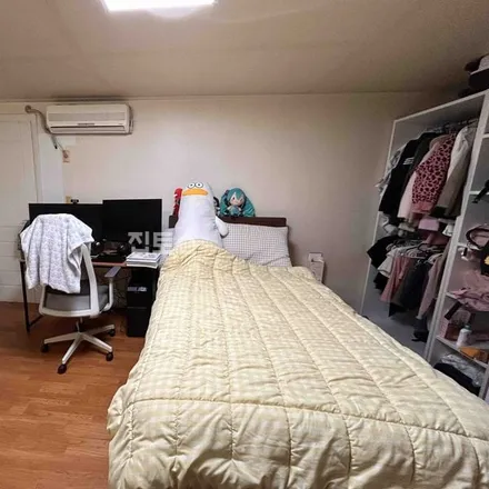 Rent this studio apartment on 서울특별시 강남구 대치동 954-1
