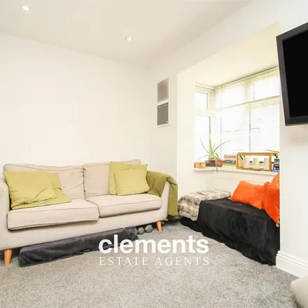 Image 5 - Thistle Close, Bourne End, HP1 2DE, United Kingdom - Apartment for rent