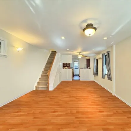 Image 5 - 80-09 64th Lane, New York, NY 11385, USA - House for sale