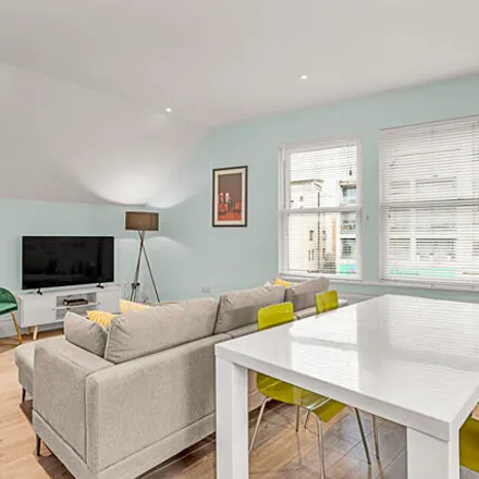 Image 5 - John D Wood & Co, 47 Balham Hill, London, SW12 9DR, United Kingdom - Apartment for rent