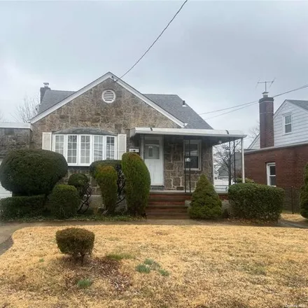 Rent this 3 bed house on 10 Evergreen Avenue in North New Hyde Park, NY 11040