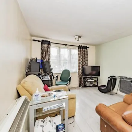 Image 2 - Westminster House, Exeter Close, North Watford, WD24 4RJ, United Kingdom - Apartment for sale