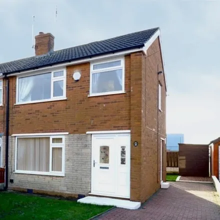 Rent this 3 bed duplex on Bramlyn Close in Clowne, S43 4QP