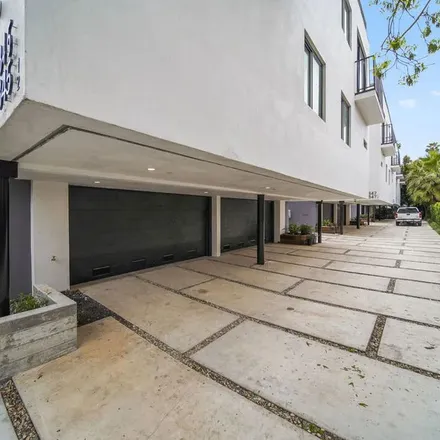 Rent this 3 bed townhouse on 859 North Mariposa Avenue in Los Angeles, CA 90029