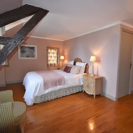 Rent this 3 bed townhouse on Castelnaud-la-Chapelle in Dordogne, France