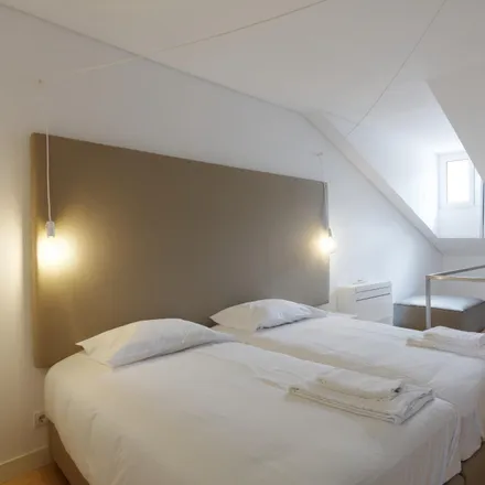 Rent this 2 bed apartment on Rua da Alegria 32 in 34, 36