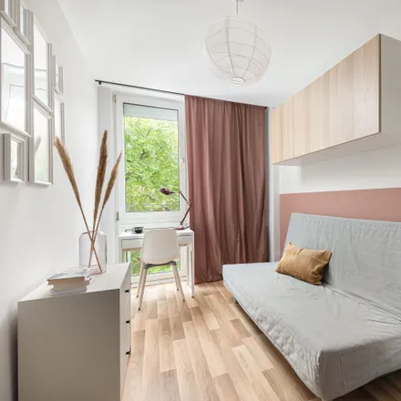 Rent this 6 bed room on Aleja Jerzego Waszyngtona 33 in 04-030 Warsaw, Poland