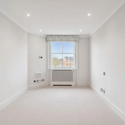 Rent this 3 bed apartment on Chestertons in 31 Lowndes Street, London