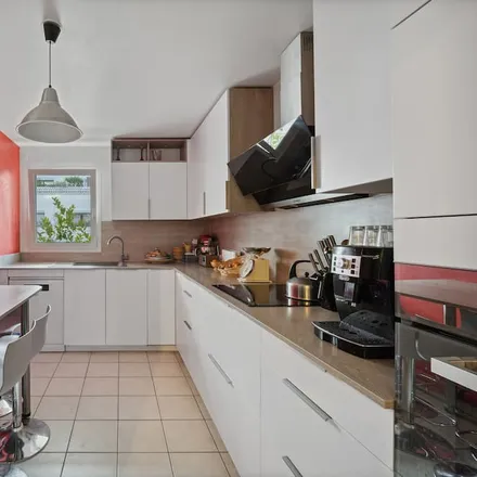Rent this 3 bed apartment on 92130 Issy-les-Moulineaux