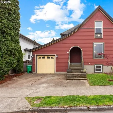 Buy this 4 bed house on 2004 Southeast Ash Street in Portland, OR 97214