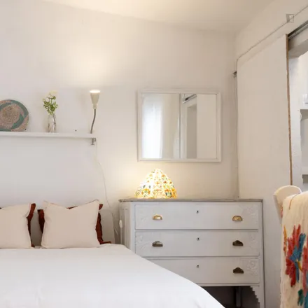 Rent this 3 bed room on Avenida Mouzinho de Albuquerque 89 in 1170-139 Lisbon, Portugal