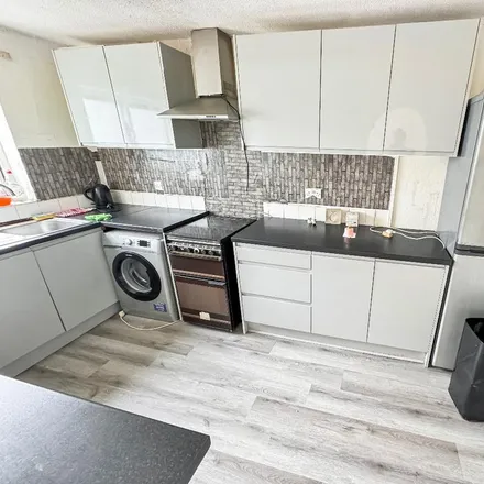 Image 2 - Starling Walk, London, TW12 3UX, United Kingdom - Townhouse for rent