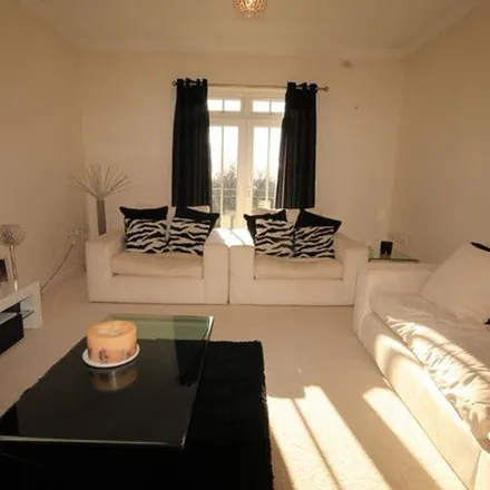 Rent this 2 bed apartment on Hampstead Avenue in London, IG8 8QB