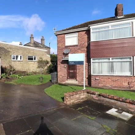 Rent this 3 bed duplex on South Parade in Pudsey, LS28 8NX