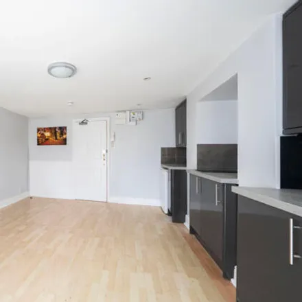 Image 3 - Fairfield South, London, KT1 2UL, United Kingdom - Apartment for rent