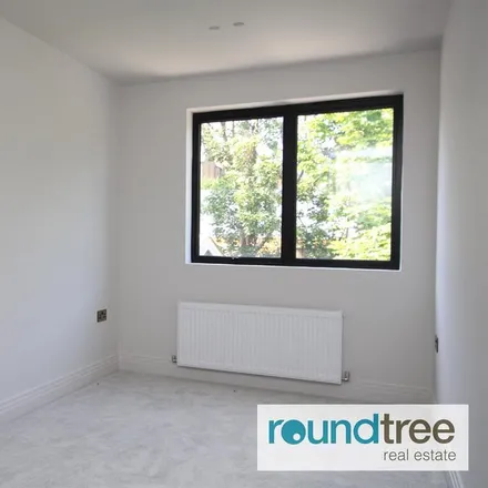 Image 4 - Victoria Road, London, NW4 2RT, United Kingdom - House for rent