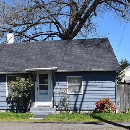 Buy this 3 bed house on 1425 West 3rd Alley in Eugene, OR 97402