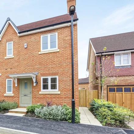 Rent this 3 bed duplex on Meadowsweet Lane in Newell Green, RG42 5AA