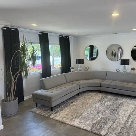 Image 5 - 3670 East Vivian Circle, Palm Springs, CA 92262, USA - House for sale