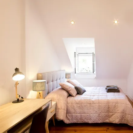 Rent this 4 bed room on Unidade de Cuidados de Saúde Personalizados de Penha de França in Rua Luís Pinto Moitinho 5, 1170-201 Lisbon