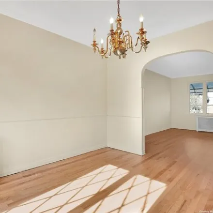 Image 6 - 61-44 82nd Place, New York, NY 11379, USA - House for sale